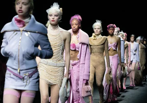 Putin vi ha rovinato l'umore? Ma a Milano c&rsquo;&egrave; la Fashion week. E meno male