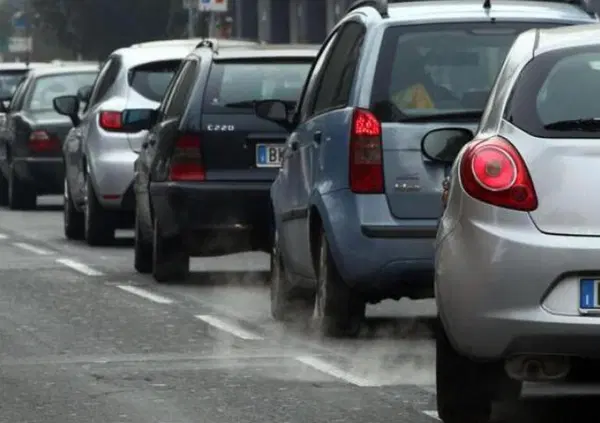 La Germania frena sull'obbligo di auto elettriche. E anche in Italia si chiedono ripensamenti