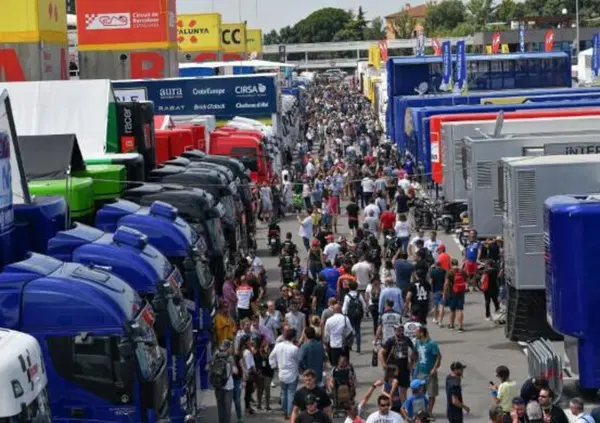 Vengo anch'io? No, tu no: nel paddock della MotoGP si entra "solo" in 3000