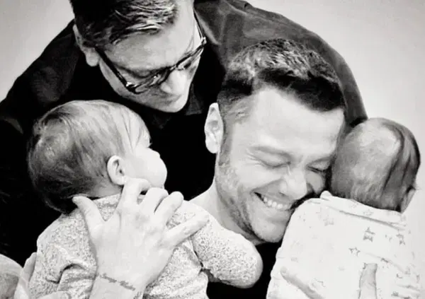 I figli di Tiziano Ferro &ldquo;come cani o Porsche di lusso&rdquo;: l'insostenibile sparata di Repubblica