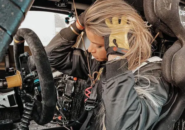 La pilota italo-spagnola Christine GZ: "L'incidente, il piede rotto e quando ho chiamato Sainz &lsquo;tesoro&rsquo; per scommessa. Hamilton? Troppo politico"