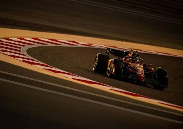 L'intervista a Leclerc e Sainz, la prima conferenza dell'anno e gli orari del weekend: tutto quello che non dovete perdere della F1 in Bahrain