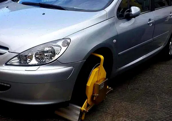 A Napoli sono "sparite" tutte le ganasce. Ma che fine hanno fatto?