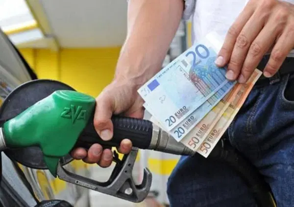 Carburanti, il prezzo cala ma in Italia rimane tra i pi&ugrave; alti al mondo: tutti gli Stati dove conviene un pieno. C'&egrave; anche la Russia...