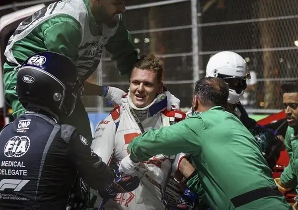 L'incidente di Mick e la telefonata di mamma Corinna