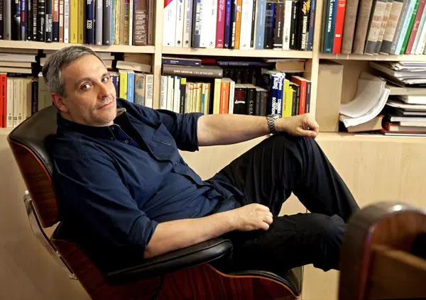 Maurizio De Giovanni, adesso basta timbrare il cartellino: come nell'ultimo libro &egrave; meglio se pubblichi solo pagine bianche