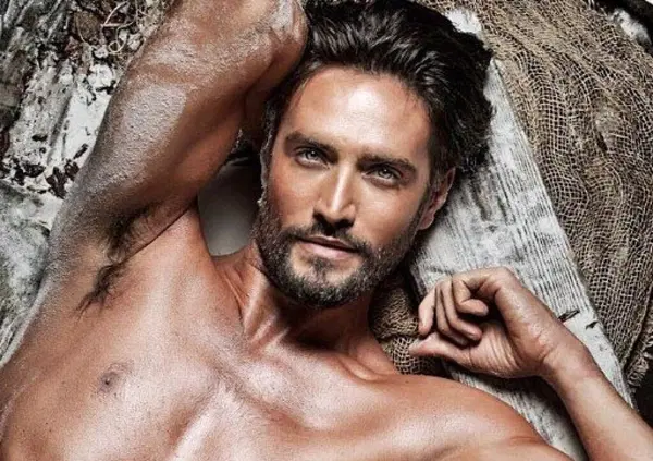 I rumors su Alex Belli bisessuale? Nina Moric che "fa la matta" per Carlos, un aereo per Panatta e l'appello per intitolare una via di Milano a Marta Marzotto... A tutto gossip con Roberto Alessi  