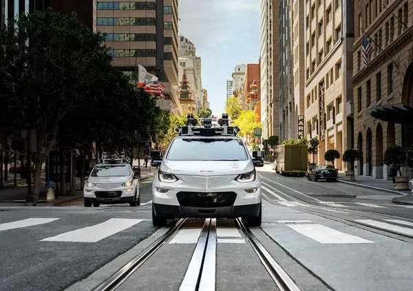 Taxi a guida autonoma fermato dalla polizia, ma l&rsquo;auto riparte... Non &egrave; facile multare i robotaxi [VIDEO]