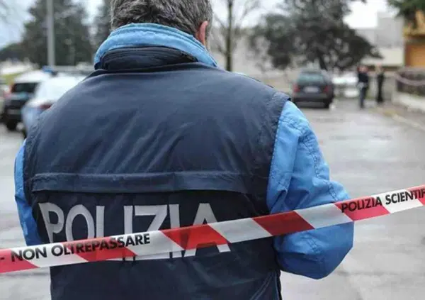 Mamma e figlia di 8 anni trovate in un'auto nude e prive di conoscenza