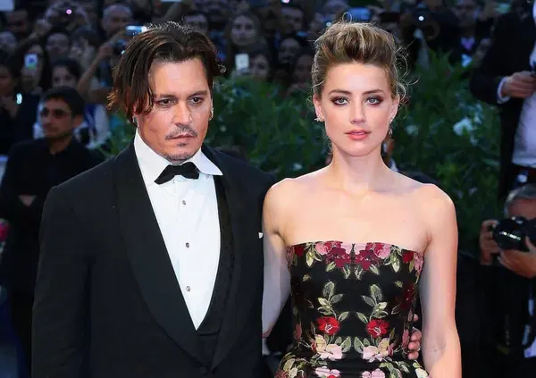 Processo Johnny Depp, la cosa pi&ugrave; assurda? I messaggi di sexting con l'ex moglie Amber Heard [VIDEO]