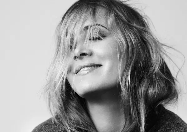 Anouk, l'ex "moglie di nessuno" si sposer&agrave; per la terza volta sul palco di un concerto