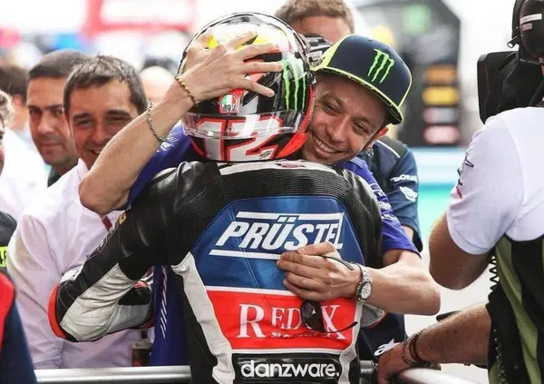 Bezzecchi sorpreso da Valentino Rossi: &ldquo;&Egrave; stata una bellissima sorpresa, non ce l'aspettavamo&rdquo;