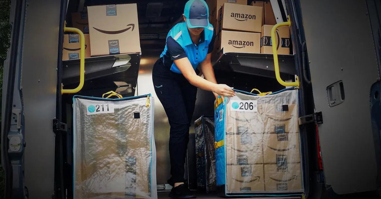 Amazon? Altro che lavoratori sfruttati: &ldquo;Ai corrieri 1.600 euro netti al mese per 8 ore al giorno&rdquo;