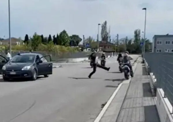 Il vigile prende a calci le moto per fermarle: il video diventa virale, ma per l'agente sono previste conseguenze 
