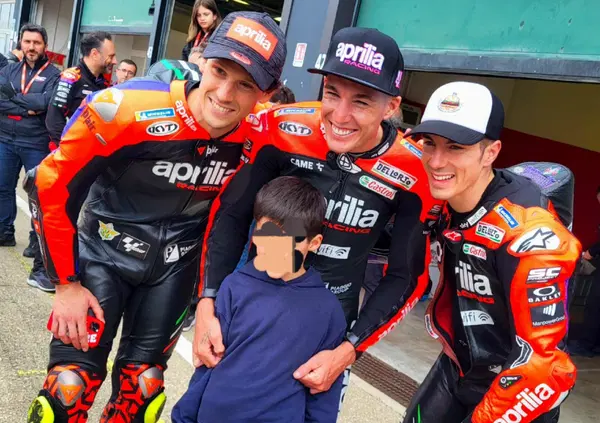 Giocattoli, meraviglia e condivisione: il mondiale &egrave; di Aprilia! &hellip;In un selfie a Misano, in un &ldquo;mi ci fai giocare&rdquo; e in occhi pieni