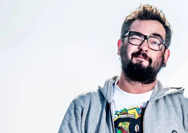 Intervista a Callo Albanese, il fotografo della velocit&agrave;: &ldquo;Quello scatto a Schumacher e Valentino, la vita nel paddock e un consiglio 'da stronzo' ai giovani&rdquo; 