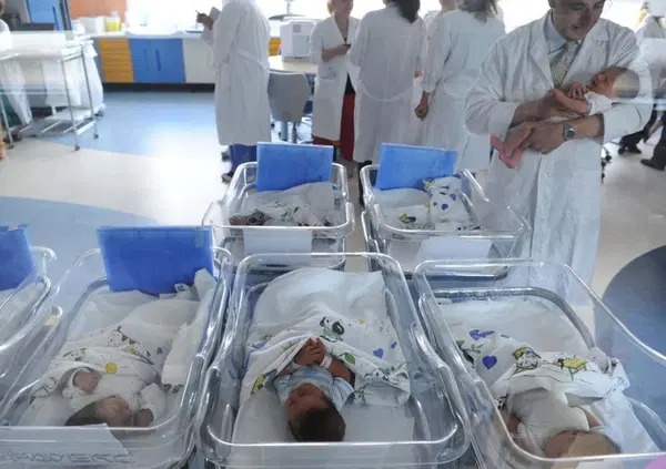 Italiani sempre pi&ugrave; soli e senza figli, ma gli immigrati non c'entrano: c'entra che non ci ribelliamo alla precariet&agrave; (economica e affettiva) 