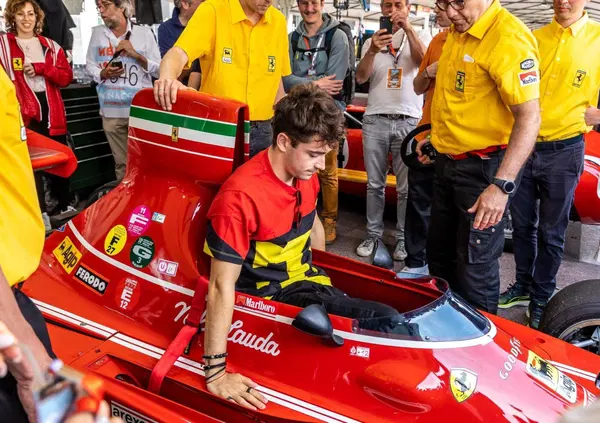 Leclerc, il video dell'incidente a Monaco sulla Ferrari di Lauda: cos'&egrave; successo e che cos&rsquo;&egrave; "la maledizione di Montecarlo" 