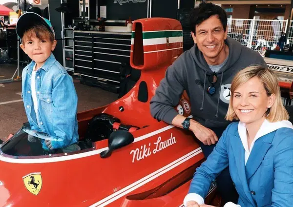 Toto e Susie Wolff mettono il figlio&hellip; su una Ferrari! La fotografia che fa sognare i fans