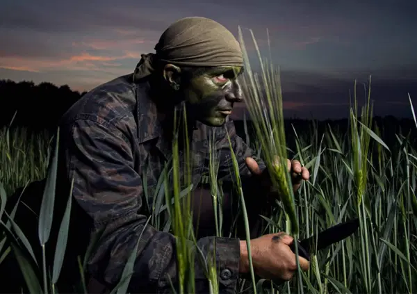 Ecco come sopravvivere a un attacco russo. Ce lo spiega il survivalist e istruttore dell&rsquo;esercito Coloru, che rivela: &ldquo;La Nato forma uomini per portare avanti la guerra in Ucraina. Italiani compresi&rdquo;