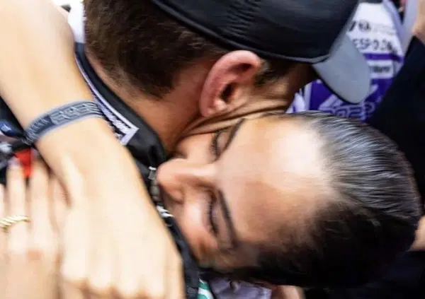 Anima esposta e gioia condivisa: l'abbraccio di Russell alla fidanzata &egrave; il momento pi&ugrave; bello del weekend di Barcellona