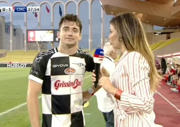 Leclerc campione sul campo da calcio e Sainz gli risponde intervistato dalla Masolin: "Ho provato ad andargli vicino ma&hellip;"