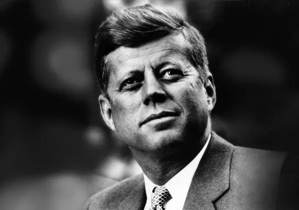 Tutto quello che non torna nella &ldquo;versione ufficiale&rdquo; sull'assassinio di Kennedy, a 105 anni dalla nascita di JFK