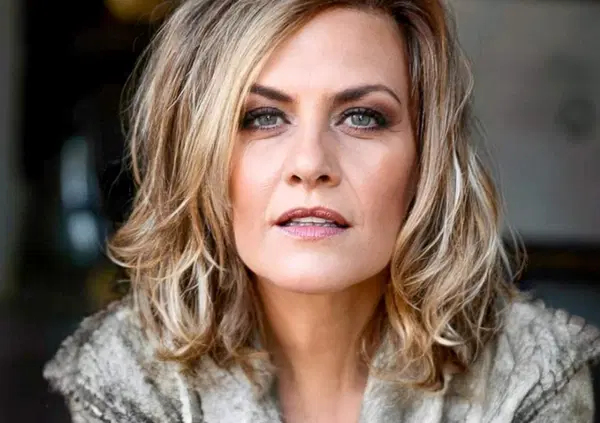 Imprese, amori e opere di Irene Grandi: &ldquo;Sono una strega! Gli uomini? Ho preferito la musica. In politica? Litigherei con tutti&rdquo;