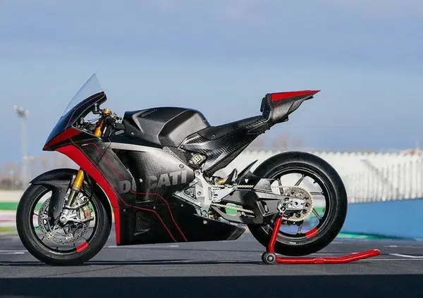 Michele Pirro al Mugello con la Ducati MotoE: l'elettrica va forte (quasi) come una MotoGP! [VIDEO] 