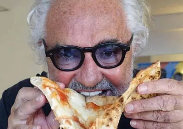 Briatore attacca la Repubblica: "Crazy Pizza troppo cara?". E lui li zittisce cos&igrave;