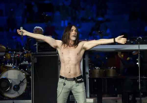 Manuel Agnelli sull'estate ci scatarra su: &ldquo;Proci&rdquo; &egrave; l'antitormentone che purga la musica di merda