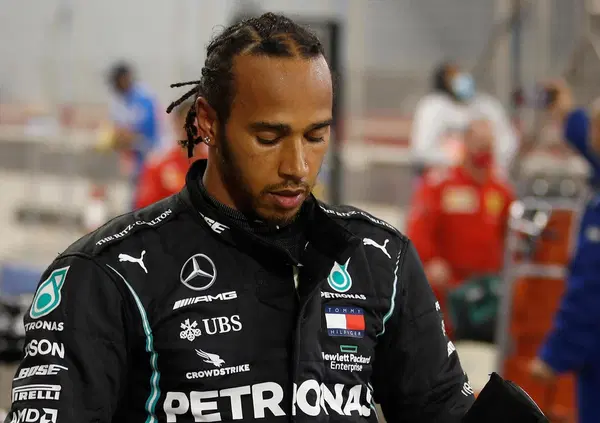 Lewis Hamilton prova a essere Senna ma &egrave; solo&hellip; Sega [VIDEO]