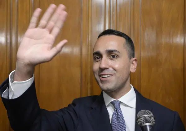 Luigi Di Maio d&agrave; l'addio al M5s e si candida a diventare il nuovo Giulio Andreotti (ma dei poveri)