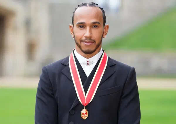 Hamilton cuore d'oro: la cifra donata in beneficenza negli ultimi mesi &egrave; da capogiro 