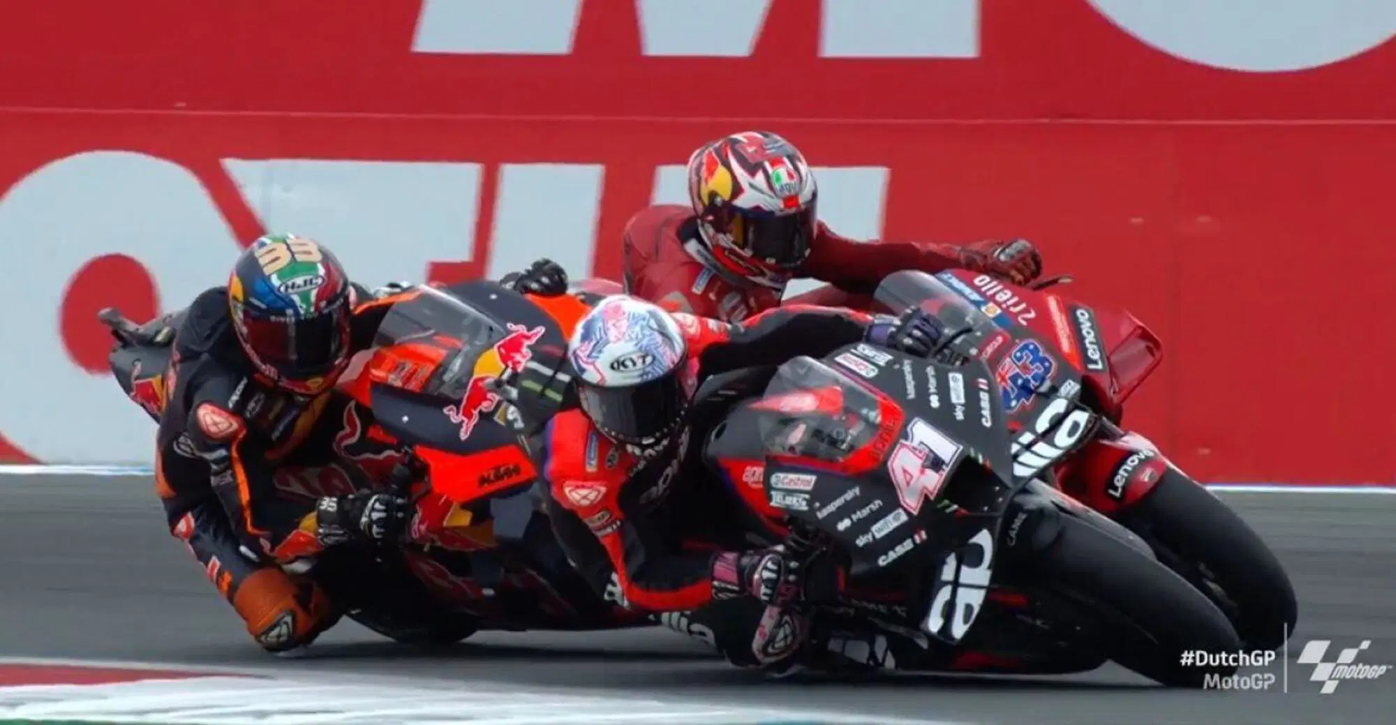 Il sorpasso di Aleix Espargar&ograve; all'ultimo giro su Binder e Miller