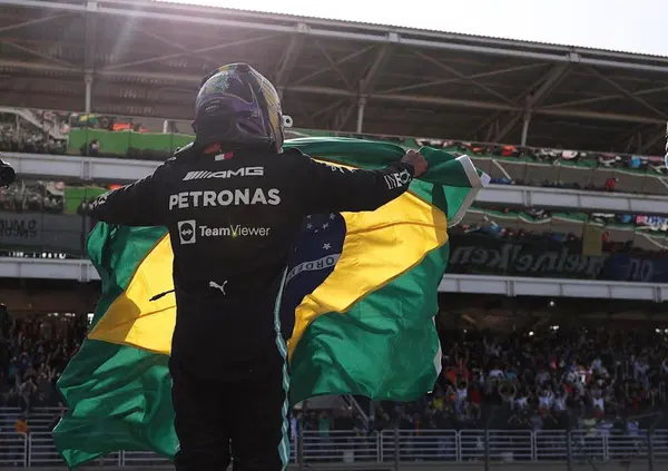 La risposta di Lewis Hamilton al razzismo di Nelson Piquet &egrave; l'unica arma contro la violenza