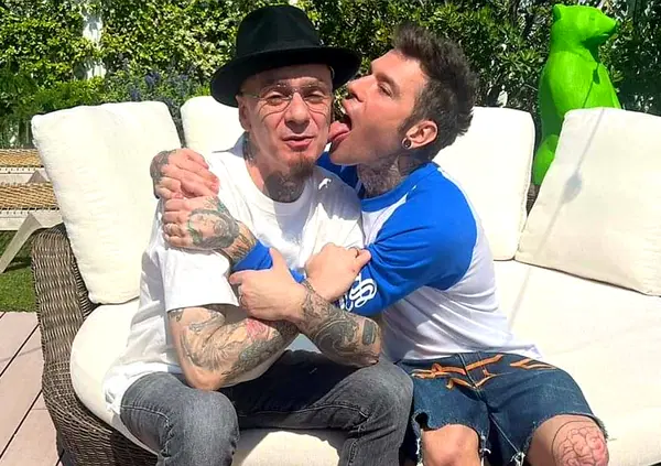"Love Mi" di Fedez e J-Ax, sapete quanto costa? Ve lo diciamo noi. Ma la stessa cifra va in beneficenza?