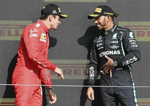 Hamilton incorona Leclerc per lanciare una frecciatina ad un altro pilota: ecco con chi ce l'aveva