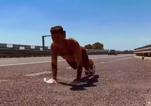 Salmo fa le flessioni nell'area di sosta in autostrada, cosa rischia? Una multa irrisoria... [VIDEO]