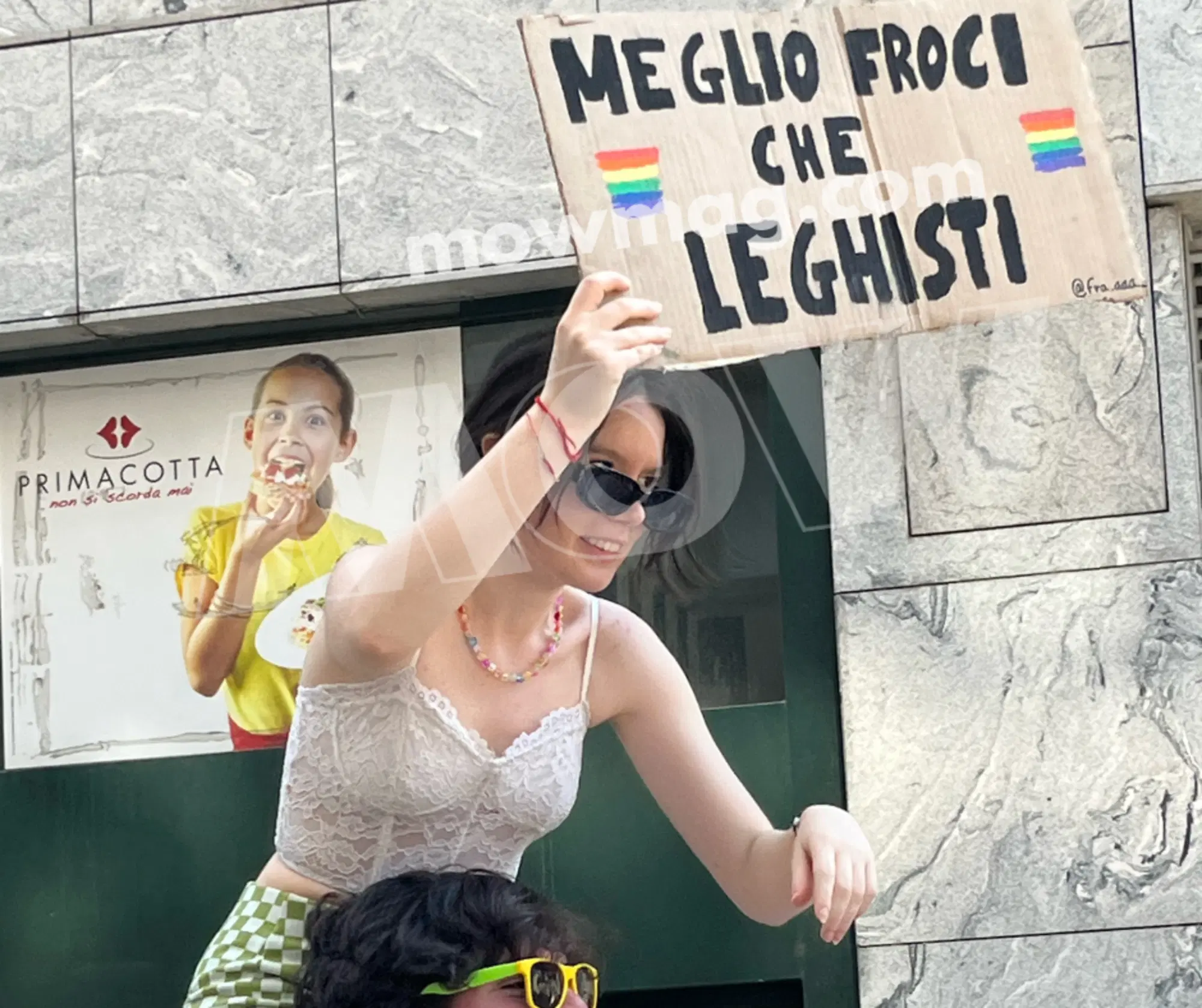 Tra gli slogan visti al Pride, "Meglio froci che leghisti"
