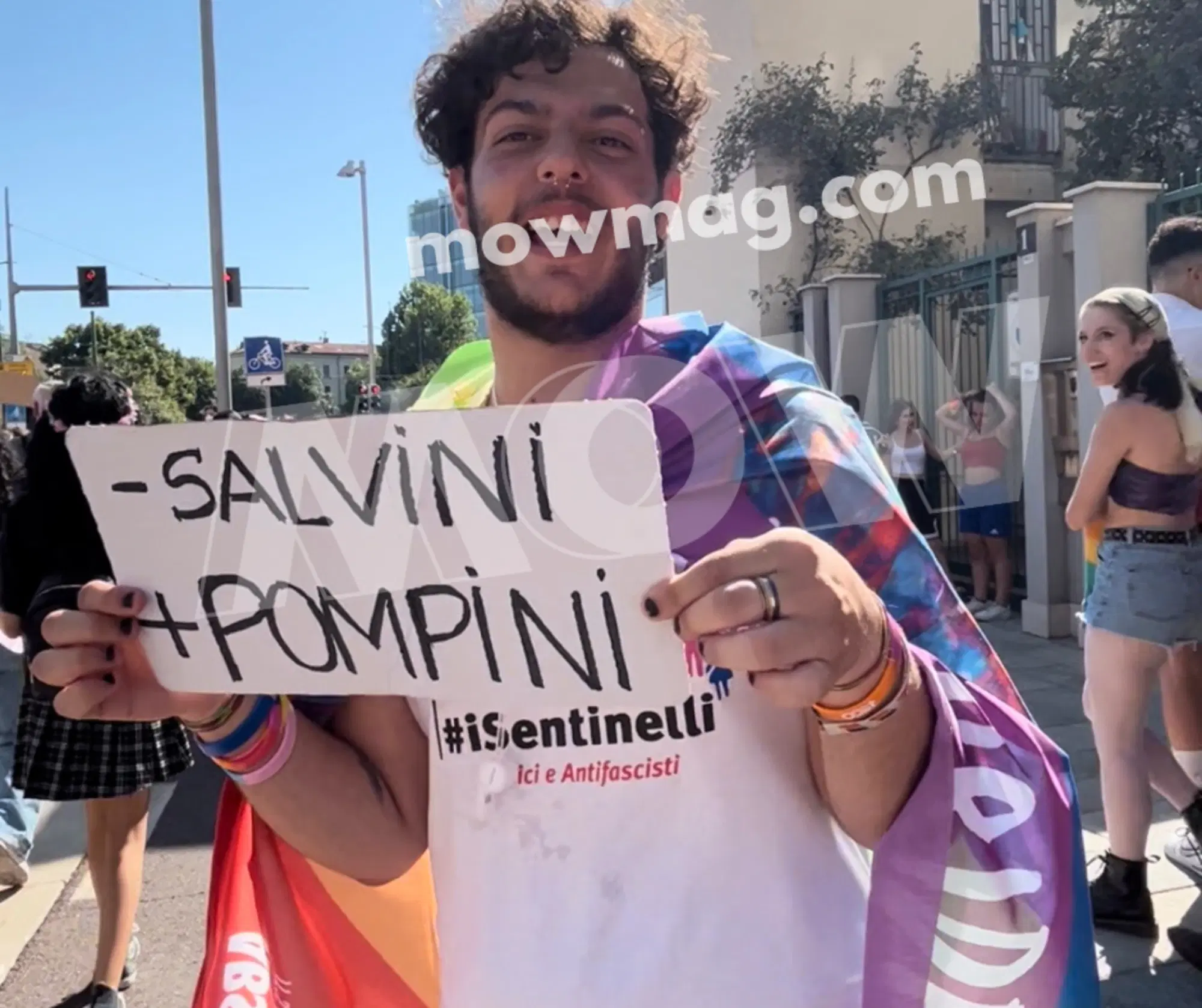 Altro cartello al Pride di Milano: "- Salvini + pompini"