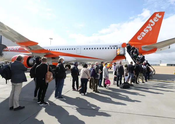 Ok, ma che ca**o succede ai voli? Cancellazioni, ritardi negli aeroporti, tratte a rischio e... fine dell'era dei low cost?