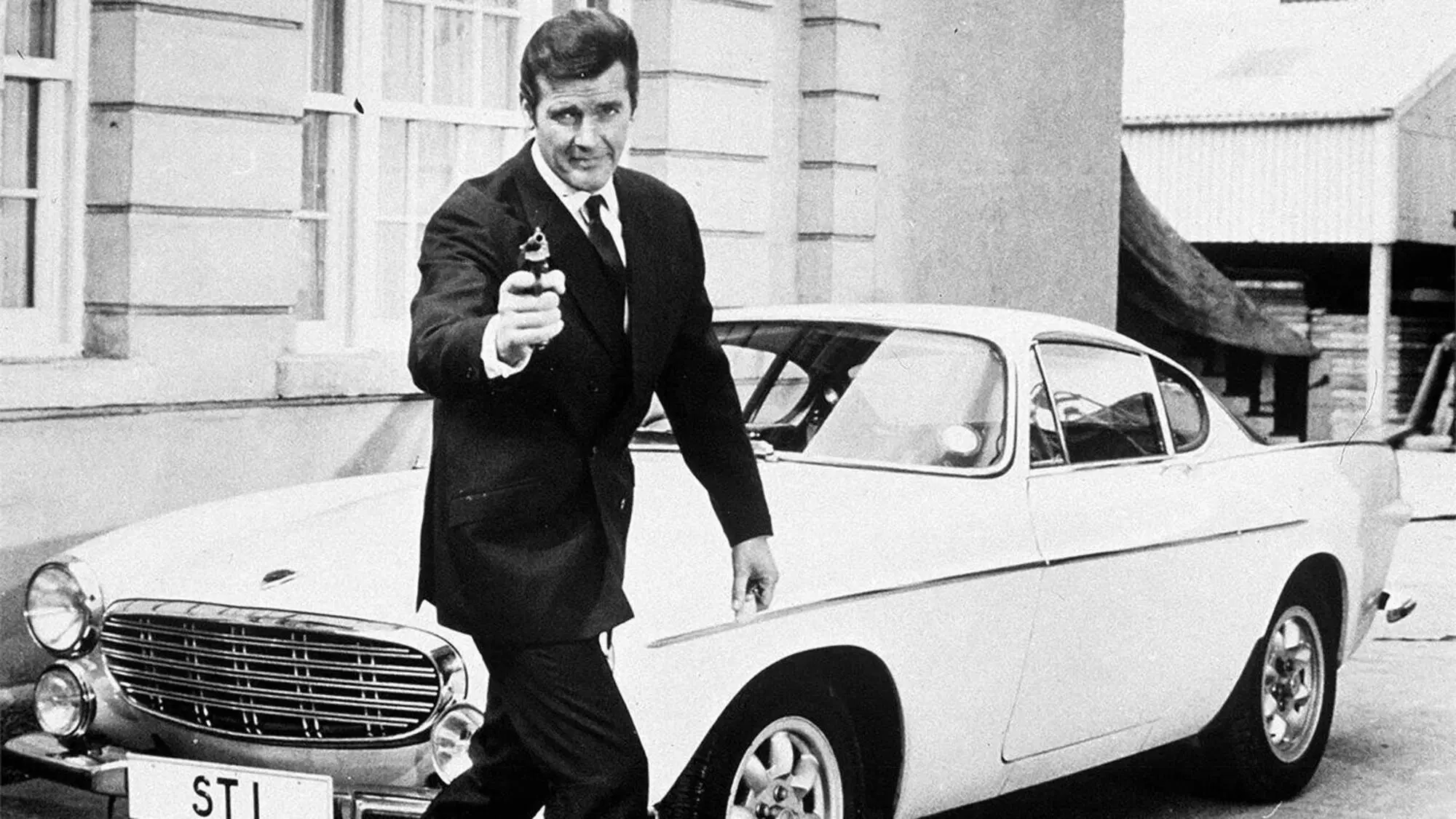 Roger Moore ne "Il santo" con la Volvo P1800