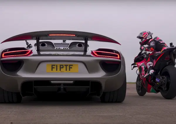 La sfida definitiva tra la MotoGP di Dani Pedrosa e una Porsche 918 Spyder [VIDEO] 