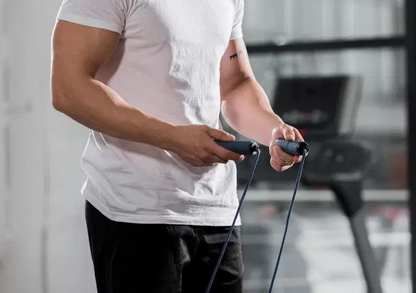 L&rsquo;allenamento cardio perfetto da fare in casa: la guida definitiva di MOW