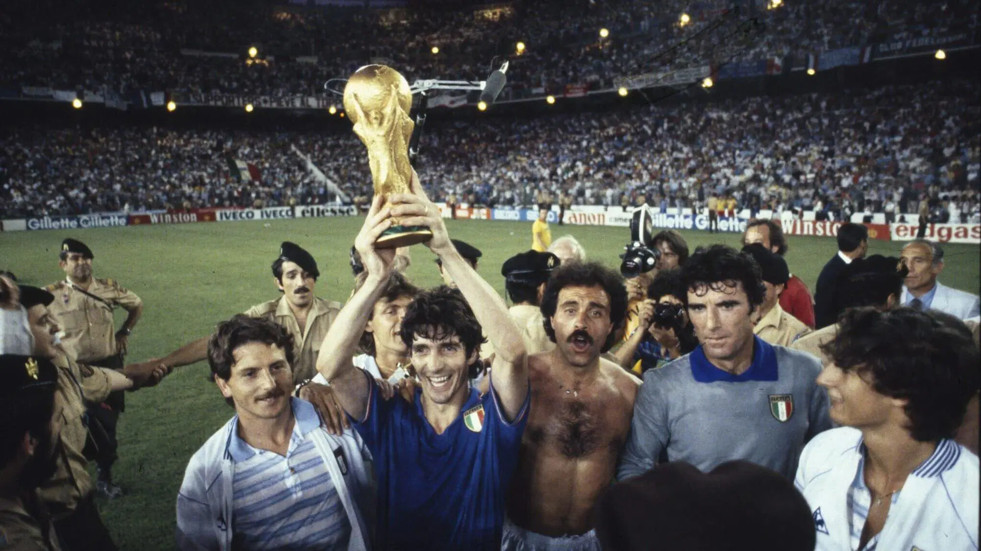 Rossi con la coppa al Mondiale dell'82