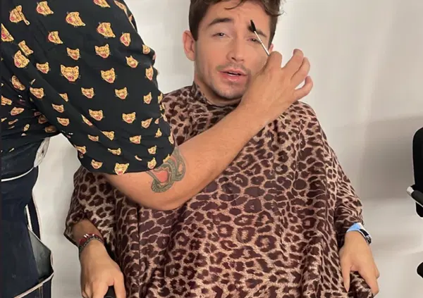 Ma quale &ldquo;crisi piloti&rdquo;: Leclerc e Sainz danno spettacolo sui social tra outfit leopardati e makeup