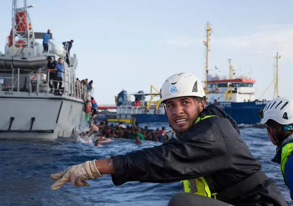 Altro che mare da cartolina, con "Mare mosso" riscopriamo la forza primordiale che inghiotte migranti, fa affondare navi e ci fa cos&igrave; paura 