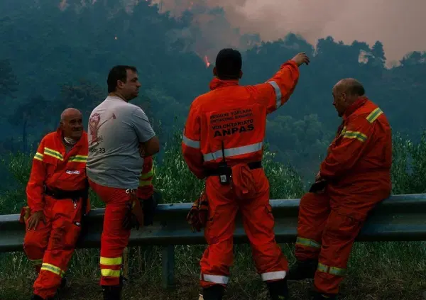 Tra le fiamme che devastano l'Italia. Il reportage esclusivo di MOW [VIDEO]