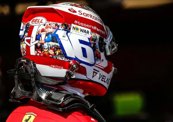 Il casco di Charles Leclerc, la pole position e una lezione per noi: "Sei tutti quelli che ti hanno portato qui"